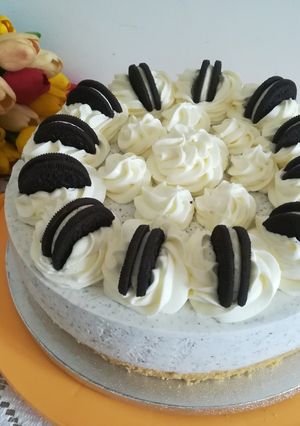 Zdjęcie przepisu Tort serowy z rozetkami i OREO.