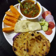 A picture of Chole Kulcha.