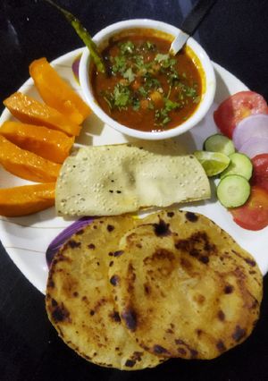 A picture of Chole Kulcha.