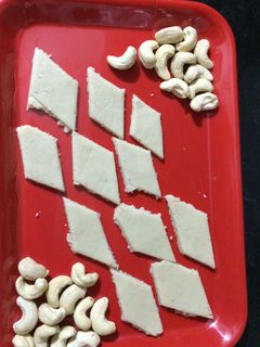 કાજુ કતરી(Kaju Katli recipe in Gujarati) રેસીપી મુખ્ય ફોટો