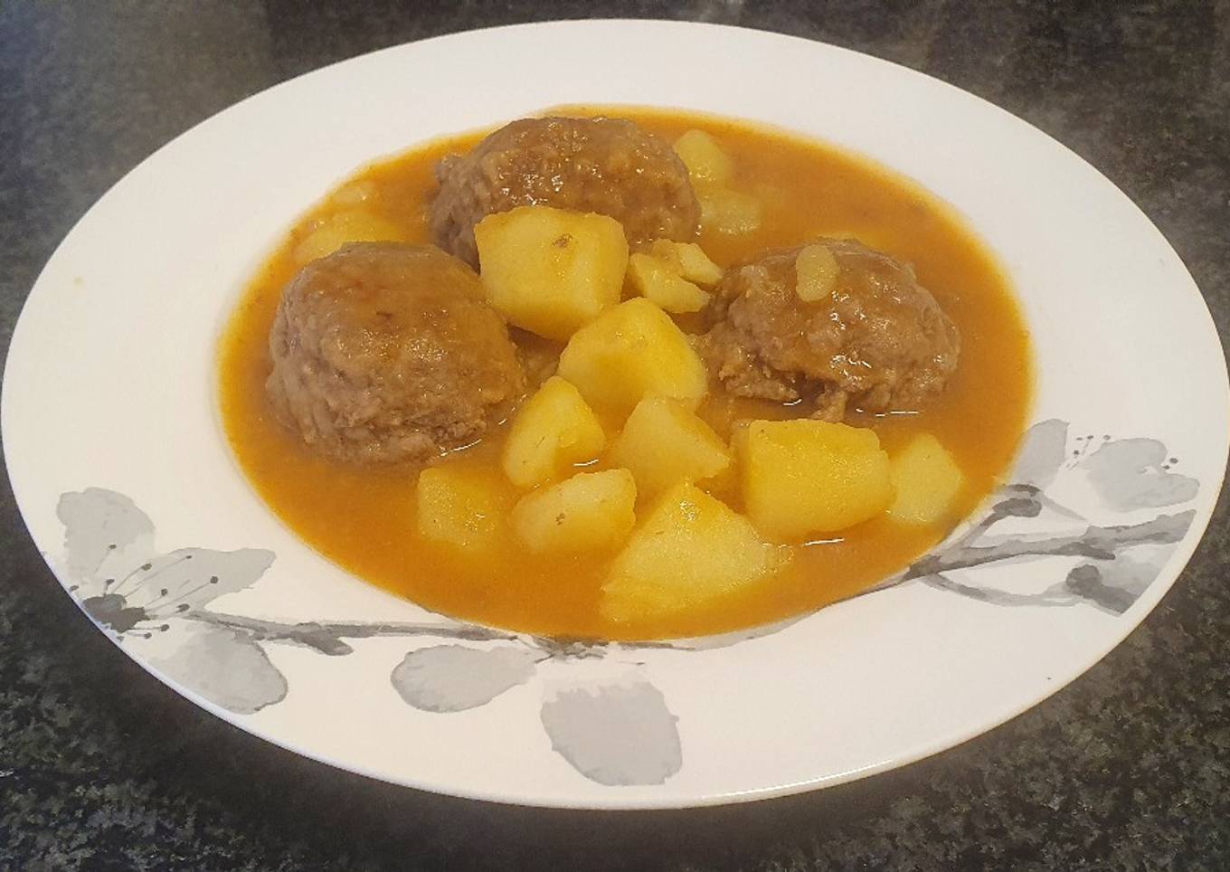Guisado de patatas con albóndigas