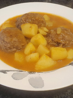 Una foto de Guisado de patatas con albóndigas