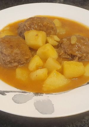 Una foto de Guisado de patatas con albóndigas