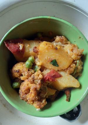আলু ফুলকপির ডালনা (aloo fulkopir dalna recipe in Bengali) রেসিপির প্রধান ছবি