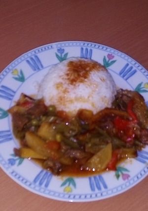 Una foto de Vainitas guisadas con papas fritas y agua de carambola