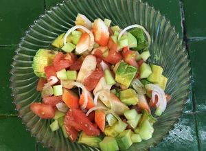 Una foto de Ensalada de surimi y jitomate