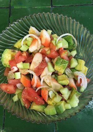 Una foto de Ensalada de surimi y jitomate