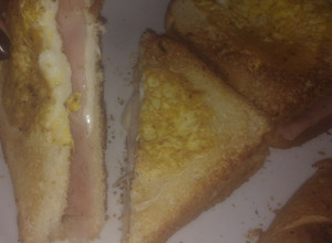 Una foto de Tostado con jamón queso y huevo