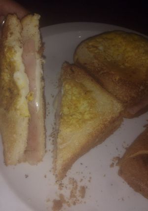 Una foto de Tostado con jamón queso y huevo