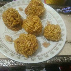 A picture of Besan ke sev ke laddu.