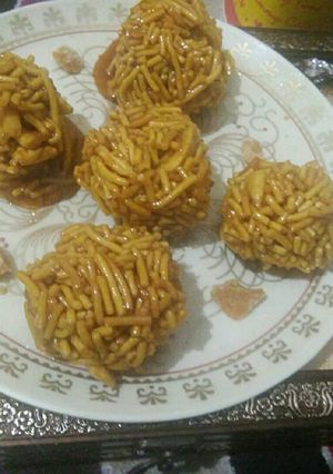 A picture of Besan ke sev ke laddu.