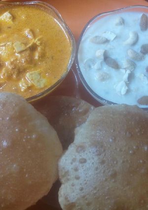A picture of Thali with puri,paneer sabji and kheer.