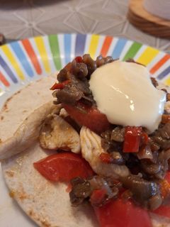 Una foto de Fajitas de pollo y verduras
