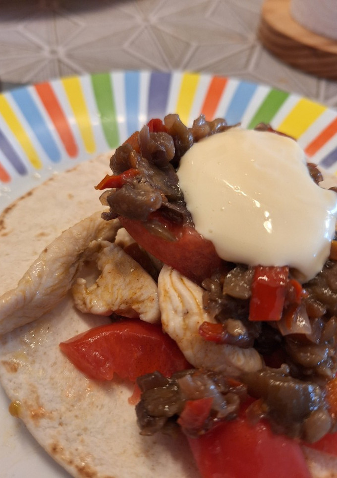 Una foto de Fajitas de pollo y verduras
