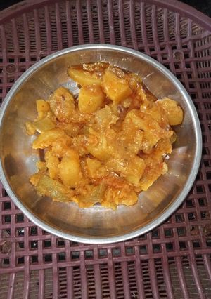 દૂધી બટાકા નુ શાક (Dudhi Bataka Shak Recipe In Gujarati) રેસીપી મુખ્ય ફોટો