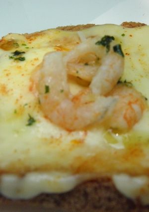 Una foto de Tostadas con camarones en salsa gratinados