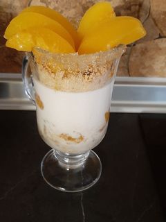 Karamellizált nektarinos tejszínes mogyorós pohárkrém recept fotója