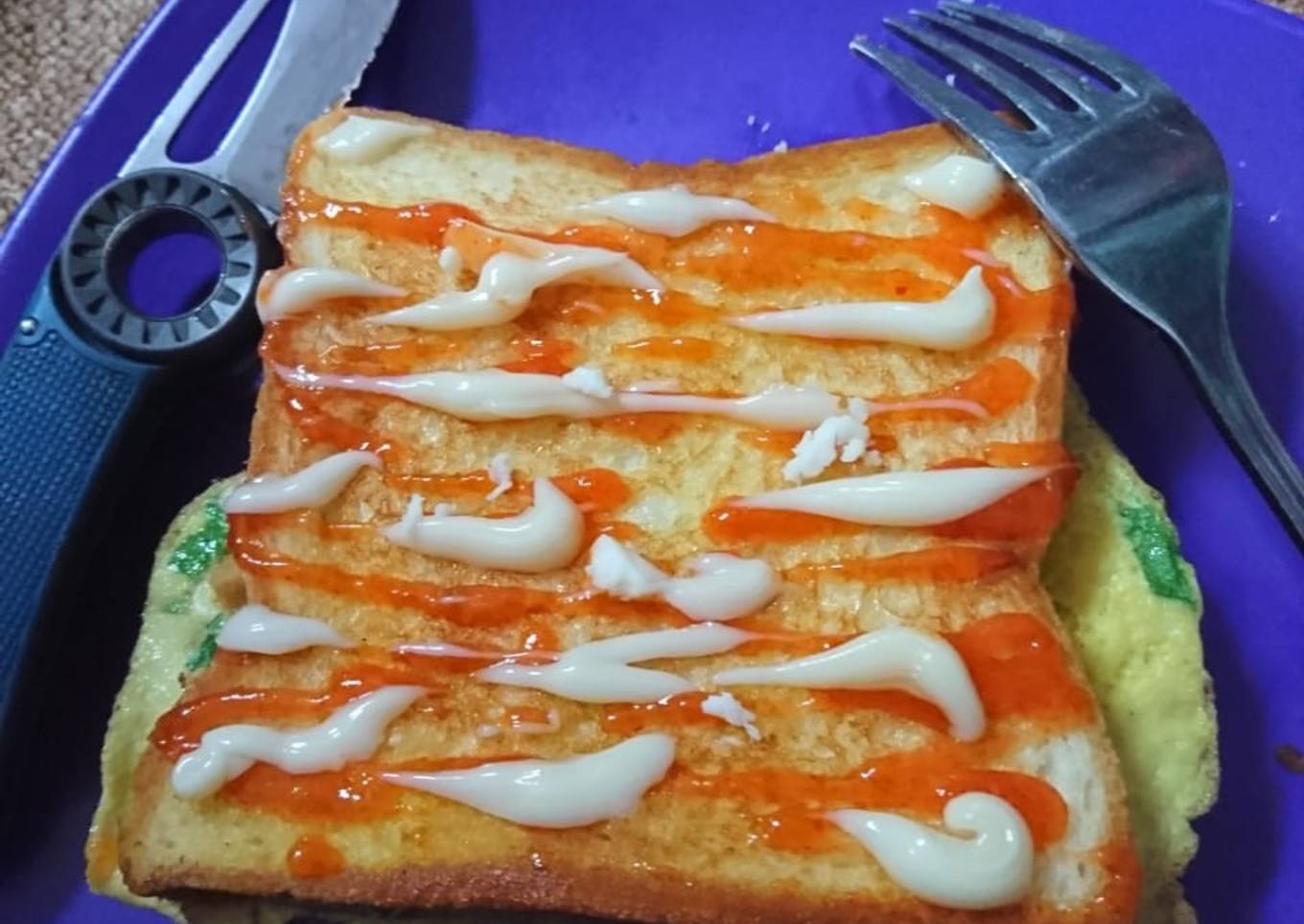 Roti bakar isi telur dadar..