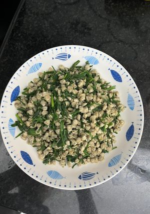 Hình của món Hến xào hẹ ăn với bánh đa.