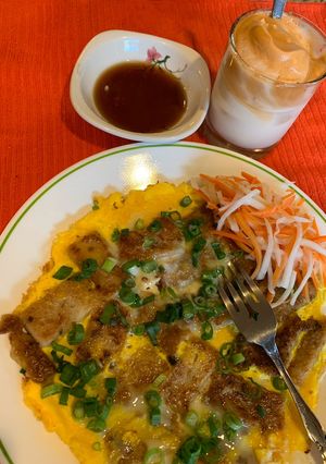 A picture of Vietnamese Fried Rice Flour Cake with Egg (Bột Chiên Trứng).