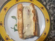 Una foto de salsas para sandwiches