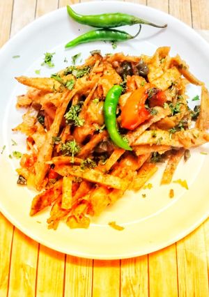 बची पूरी के नूडल्स (Puri Noodles Recipe In Hindi) रेसिपी मुख्य फोटो