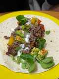 Burritos caseros con salsa de yogur casera
