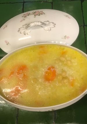 Una foto de Sopa de arroz con garbanzos y zanahorias 🥕