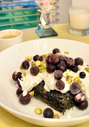 A picture of Matcha and Pistachio Baked Oats.