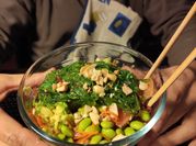 Una foto de poke con wakame