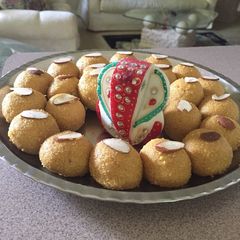 A picture of Besan Ladoos.