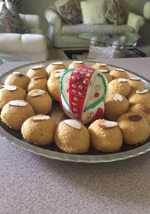 A picture of Besan Ladoos.