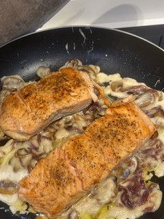 Una foto de Salmón con cebolla caramelizada y champis 🤯