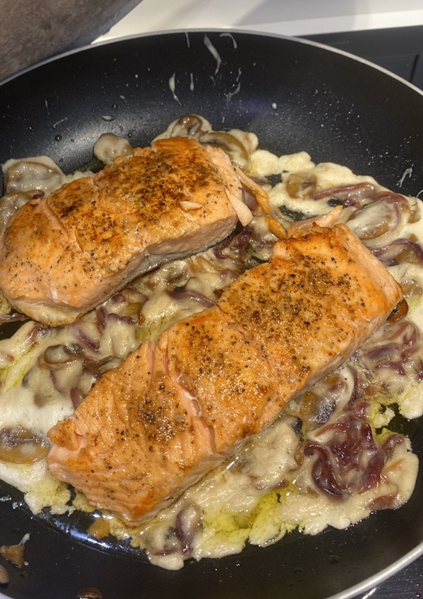 Una foto de Salmón con cebolla caramelizada y champis 🤯