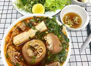Hình của món Bún bò giò heo.