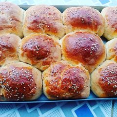 A picture of Sesame dinner rolls.