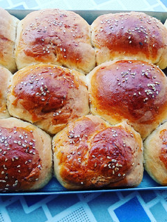 A picture of Sesame dinner rolls.