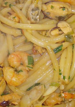 Una foto de Bucattini y frutos de mar