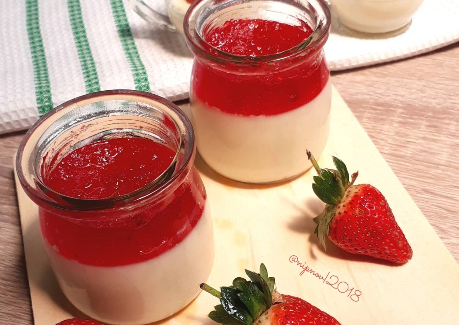 Resep Puding susu selai strawberry🍓 oleh Mbu Na De De Cookpad