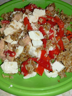Una foto de Queso fresco con arroz integral y quinoa