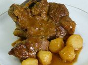 Una foto de guiso de cabrito