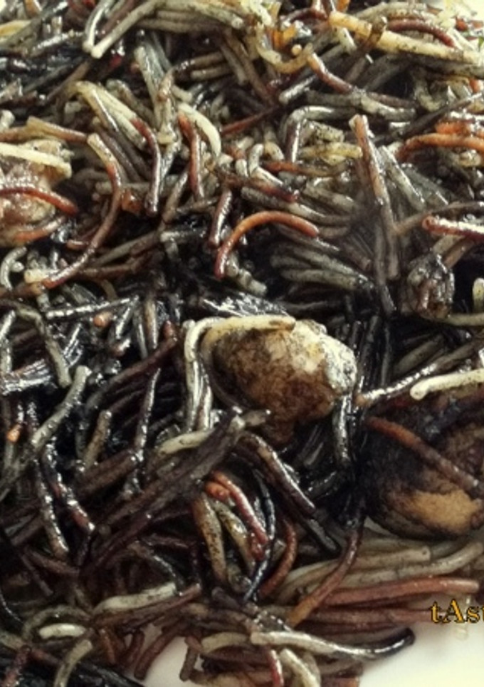 Una foto de Paella de fideos negros con rape