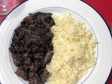 Porotos negros con arroz blanco