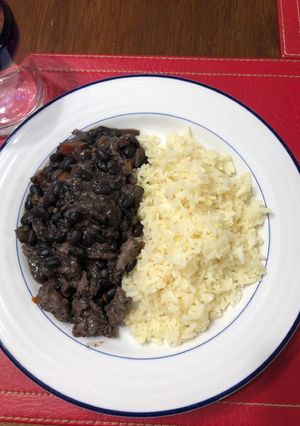 Una foto de Porotos negros con arroz blanco