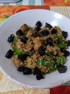 Una foto de Bulgur integral con wok de champiñones Portobello, cebolla y pimiento verde