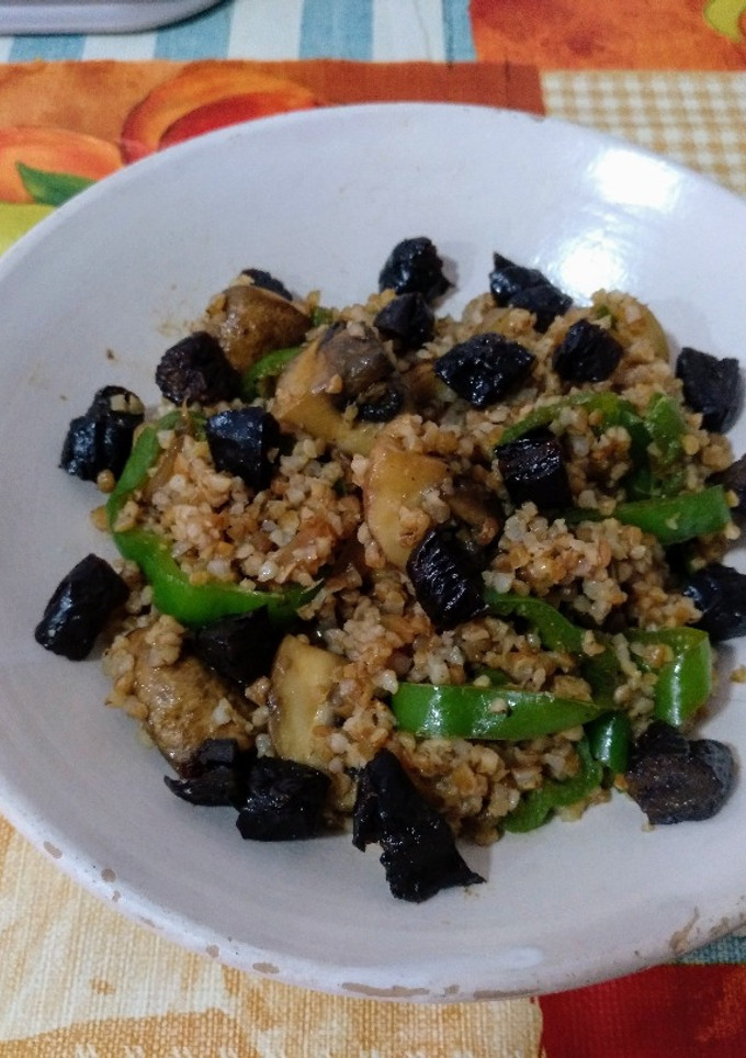 Una foto de Bulgur integral con wok de champiñones Portobello, cebolla y pimiento verde