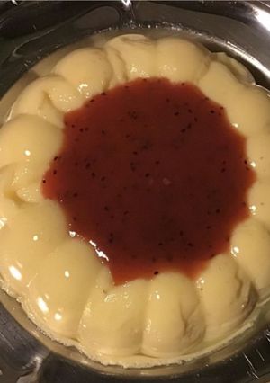 Une photo de Entremet vanille au coulis de prunes kiwis et orange
