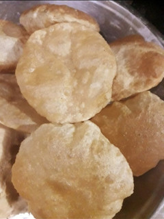 पूरी (poori recipe in Hindi) रेसिपी मुख्य फोटो