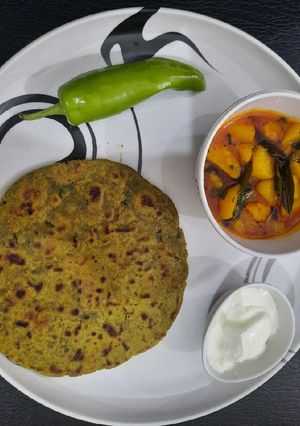 બાજરા નું થેપલુ (Bajra Theplu Recipe In Gujarati) રેસીપી મુખ્ય ફોટો
