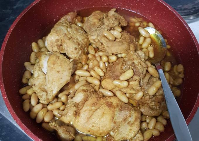 Seasoned chicken and beans